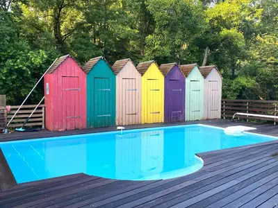 Piscine de l'établissement Les Cabanons ou située à proximité