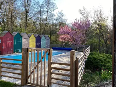Piscine de l'établissement Les Cabanons ou située à proximité