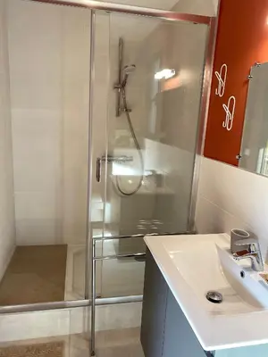 Salle de bains dans l'établissement Les Cabanons