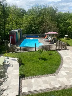 Piscine de l'établissement Les Cabanons ou située à proximité