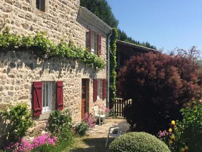 Jardin de l'établissement Charmant gîte au cœur du Pilat avec wifi et cheminée - FR-1-496-255