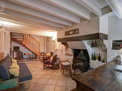 Coin salon dans l'établissement Charmant gîte au cœur du Pilat avec wifi et cheminée - FR-1-496-255
