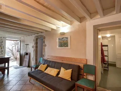 Coin salon dans l'établissement Charmant gîte au cœur du Pilat avec wifi et cheminée - FR-1-496-255