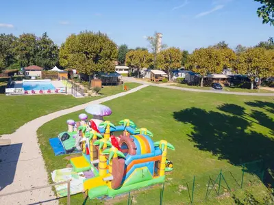 Aire de jeux pour enfants de l'établissement L'Oasis des Dombes