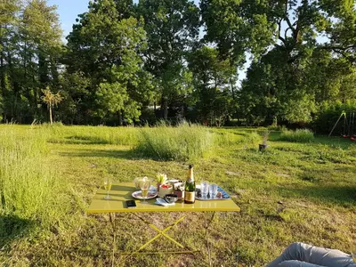 Jardin de l'établissement LE SECRET DU CHEMIN confort, détente et loisirs