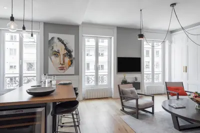 Télévision ou salle de divertissement dans l'établissement L'AUBELYNE - Chic T2 quartier préfecture