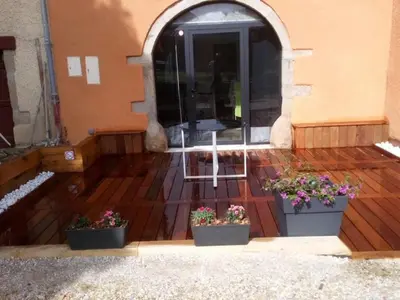 Jardin de l'établissement Gîte Sous le Marronnier aux portes de Lyon