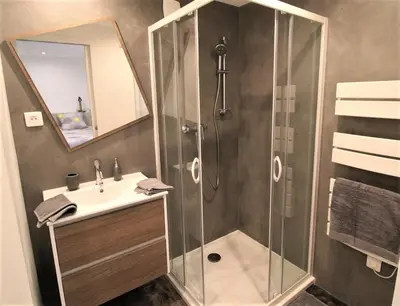 Salle de bains dans l'établissement Gîte Sous le Marronnier aux portes de Lyon
