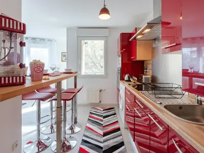 Cuisine ou kitchenette dans l'établissement LE STELLA - HYPERCENTRE GARAGE GRATUIT WiFi NETFLIX AMAZON PRIME PROCHE PARC TETE D'OR