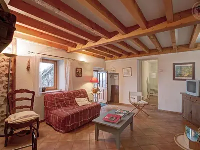 Coin salon dans l'établissement Gîte Authentique avec Wifi et Cheminée à Véranne - FR-1-496-256