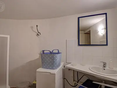 Salle de bains dans l'établissement Gîte Authentique avec Wifi et Cheminée à Véranne - FR-1-496-256