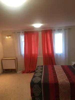 Un ou plusieurs lits dans un hébergement de l'établissement Studio indépendant à 15 min de Lyon et de vienne.
