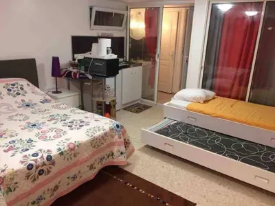 Un ou plusieurs lits dans un hébergement de l'établissement Studio indépendant à 15 min de Lyon et de vienne.