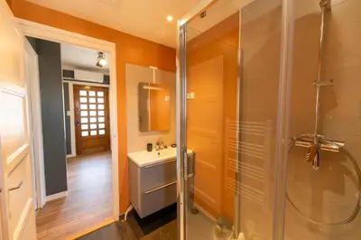 Salle de bains dans l'établissement La LYONNAISE - Climatisation - Proche Lyon et commodités, Transports, Tout équipé