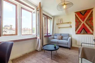 Coin salon dans l'établissement HONORÊ SUITE SAINT PAUL