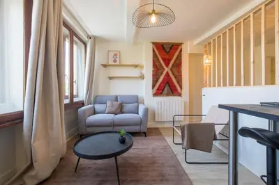 Coin salon dans l'établissement HONORÊ SUITE SAINT PAUL
