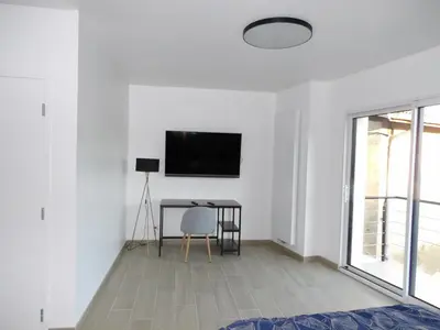 Télévision ou salle de divertissement dans l'établissement La Ferme des Cerisiers