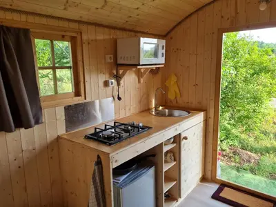 Cuisine ou kitchenette dans l'établissement LES ROULOTTES DU PILAT