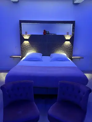 Un ou plusieurs lits dans un hébergement de l'établissement Chic & Jacuzzi