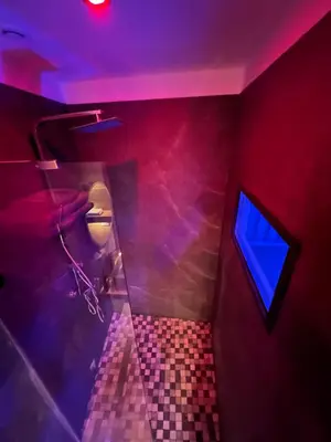 Télévision ou salle de divertissement dans l'établissement Chic & Jacuzzi