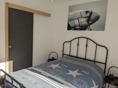 Un ou plusieurs lits dans un hébergement de l'établissement Chambre double indépendante AVIATEUR au sein du domaine PASSELOUP