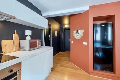 Cuisine ou kitchenette dans l'établissement HONORÊ SUITE DU TEMPLE