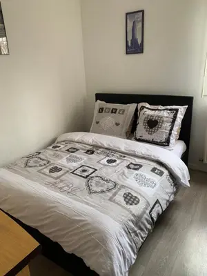 Un ou plusieurs lits dans un hébergement de l'établissement Chambre Simple privée Saint Priest