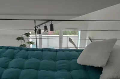 Un ou plusieurs lits dans un hébergement de l'établissement Appart & Fleurinoise balcon ascenseur climatisation