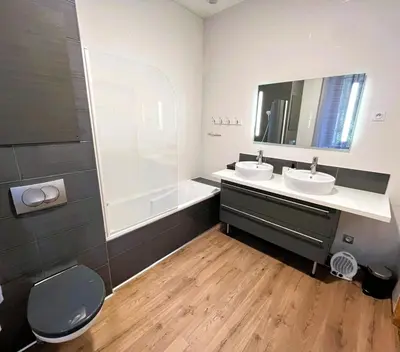 Salle de bains dans l'établissement T4 en duplex, résidence atypique en pleine forêt