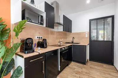 Cuisine ou kitchenette dans l'établissement Terrasse et balnéo au cœur de Monplaisir