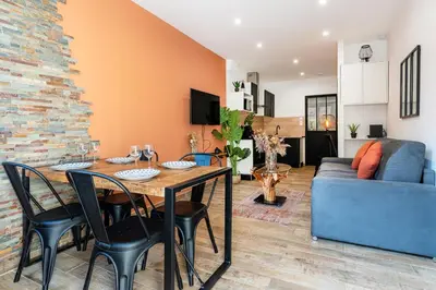 Télévision ou salle de divertissement dans l'établissement Terrasse et balnéo au cœur de Monplaisir