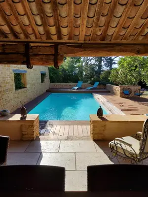 Piscine de l'établissement LODGES EN PIERRES DOREES ou située à proximité