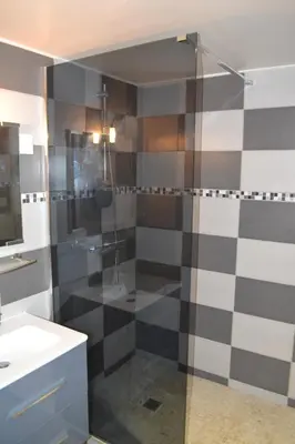 Salle de bains dans l'établissement Maison 3 chambres, 3 SdB, terrasse, piscine, spa