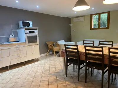 Cuisine ou kitchenette dans l'établissement Maison 3 chambres, 3 SdB, terrasse, piscine, spa