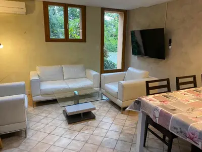 Télévision ou salle de divertissement dans l'établissement Maison 3 chambres, 3 SdB, terrasse, piscine, spa
