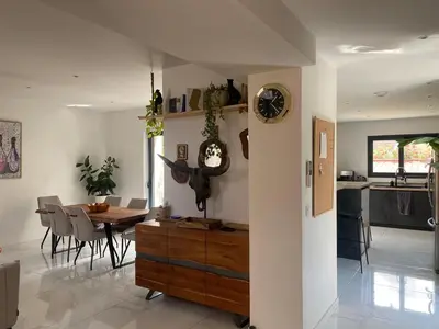 Cuisine ou kitchenette dans l'établissement Maison lyon 8 jardin parking studio indépendant sur demande