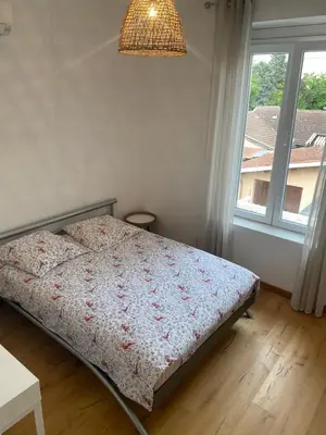 Un ou plusieurs lits dans un hébergement de l'établissement Maison lyon 8 jardin parking studio indépendant sur demande