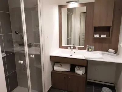 Salle de bains dans l'établissement Domitys Le Pont des Lumières