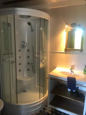 Salle de bains dans l'établissement Au Clair de la Pierre - Chambres d'hôtes