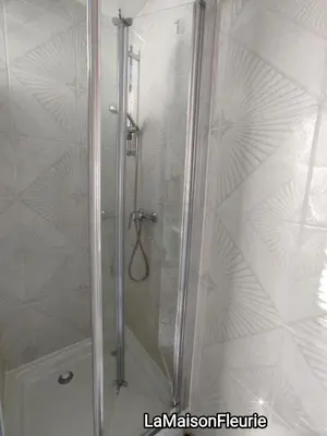 Salle de bains dans l'établissement MaisonFleurie
