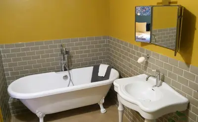 Salle de bains dans l'établissement Chambres d'hôtes les Bruyères
