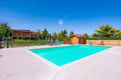 Piscine de l'établissement Dôme/insolite/parc régional du Pilat ou située à proximité