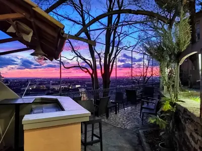 Lever ou coucher de soleil vu de l'auberge de jeunesse ou à proximité