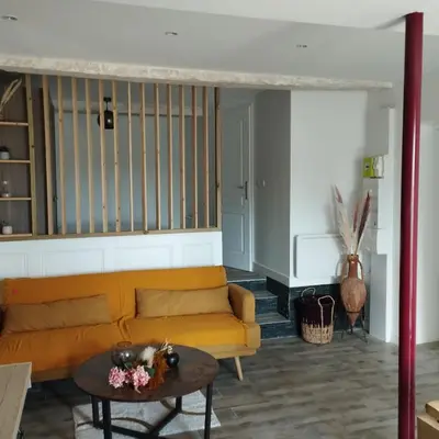 Coin salon dans l'établissement Trévoux: loft ravissant avec terrasse