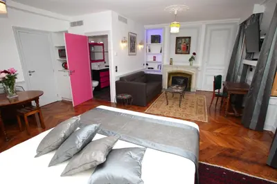 Cuisine ou kitchenette dans l'établissement Hotel des Celestins