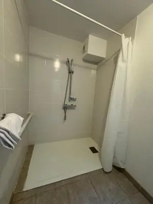 Salle de bains dans l'établissement Symp'Hotel