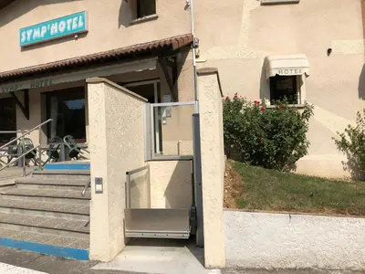 Vélo sur le terrain de l'établissement Symp'Hotel ou dans les environs