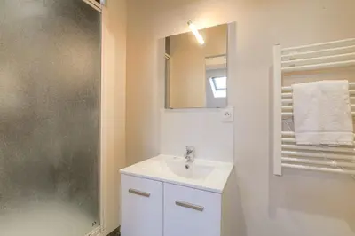 Salle de bains dans l'établissement Cosy pour un week-end ou déplacement pro