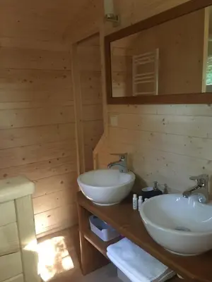 Salle de bains dans l'établissement La Roulotte des Bords de Saône