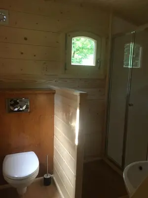 Salle de bains dans l'établissement La Roulotte des Bords de Saône